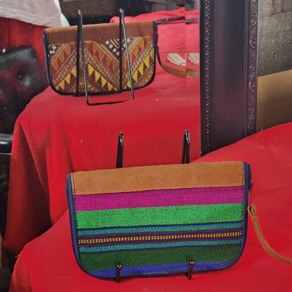 JL Brand Duo Aztec / Stripe Design Embroidered Leather Zip Hand Strap Wallet OLG - Picture 6 of 16